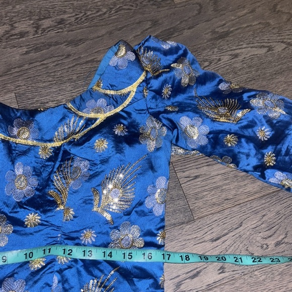 Elegant Blue and Gold 1980’s style silk floral blouse with puff 3/4 sleeves - Picture 10 of 16